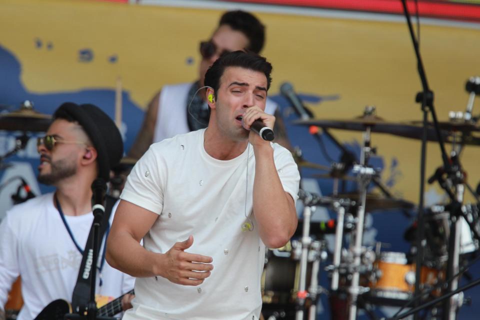 <p>CÚCUTA (COLOMBIA), 22/02/2019.- El cantante y actor estadounidense Jencarlos Canela actúa durante el concierto Venezuela Aid Live este viernes, en el puente fronterizo de Tienditas, en Cúcuta (Colombia). El concierto “Venezuela Aid Live”, que fue convocado por el multimillonario Richard Branson y contará con la presencia de 32 artistas de una decena de países, tiene como objetivo impulsar la ayuda humanitaria para apoyar a los venezolanos afectados por la crisis en su país y recaudar 100 millones de dólares para los más necesitados. EFE/Ernesto Guzmán Jr </p>