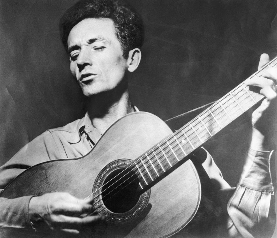 Folk musician Woody Guthrie. (Photo: Bettmann Archive via Getty Images)