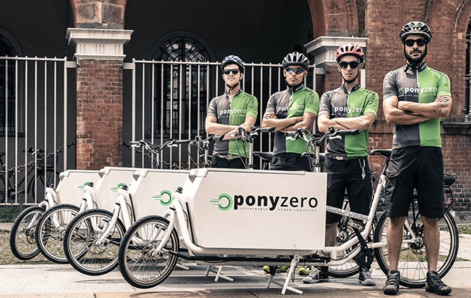 <p>Pony Zero è un operatore logistico giovane, innovativo e sostenibile. Nati a Torino nel 2013, sono cresciuti rapidamente, affermandosi come attori indipendenti nel comparto della urban delivery, da poco è stata acquisita dal gruppo Cigierre. (foto ufficio stampa) </p>