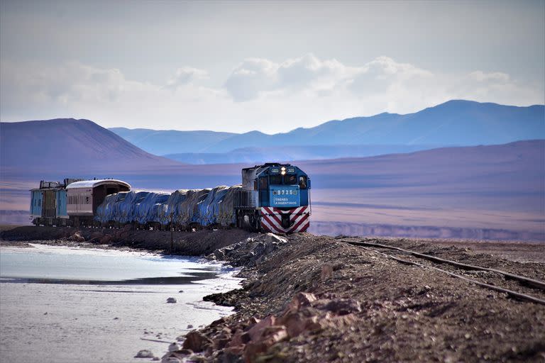 Las vías del ramal C14 son cruzadas por una formación de Trenes Argentinos Cargas transportando litio desde Salar de Pocitos hasta Socompa, pasando por la estación Chuculaqui, departamento de Los Andes, provincia de Salta.
