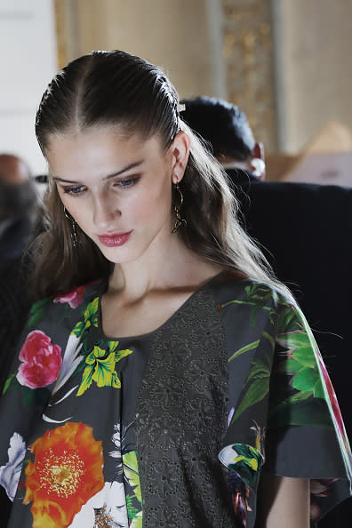 Femenino. Así es este peinado que vimos en el desfile de Bluemarine. Un wet-look con raya al medio, tan prolijo como delicado. - Foto: Vittorio Zunino Celotto/Getty Images