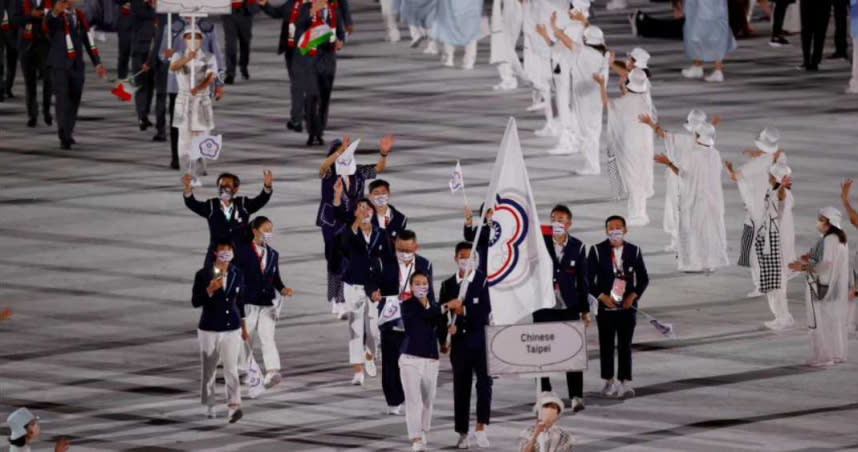 本屆奧運開幕儀式，我國代表團由盧彥勳、郭婞淳掌旗。（圖／達志／路透社）