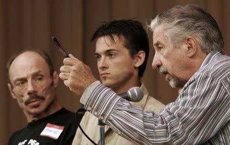 American peace activist Tom Hayden (R) takes part in a reunion of Vietnam War draft dodgers and deserters being held in Castlegar, British Columbia in this file photo dated July 7, 2006. REUTERS/Andy Clark (CANADA)