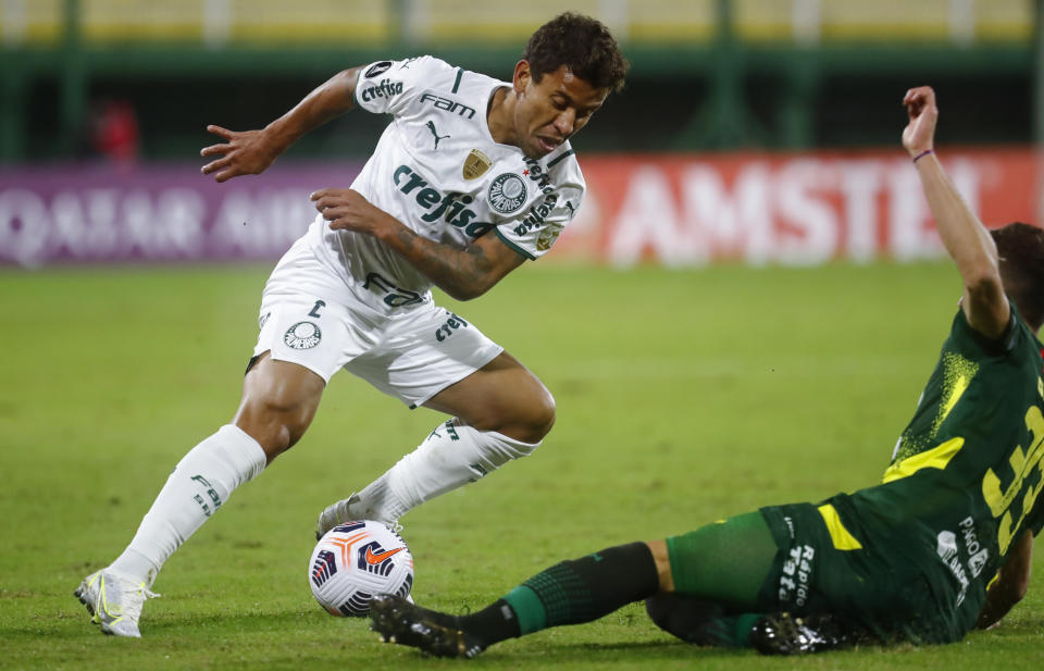 Marcos Rocha, del Palmeiras de Brasil, a la izquierda, y Nahuel Gallardo, de Defensa y Justicia de Argentina, luchan por el balón durante un partido de la fase de grupos de la Copa Libertadores en Buenos Aires, Argentina, el martes 4 de mayo de 2021. (Foto AP/Marcos Brindicci, Pool vía AP)