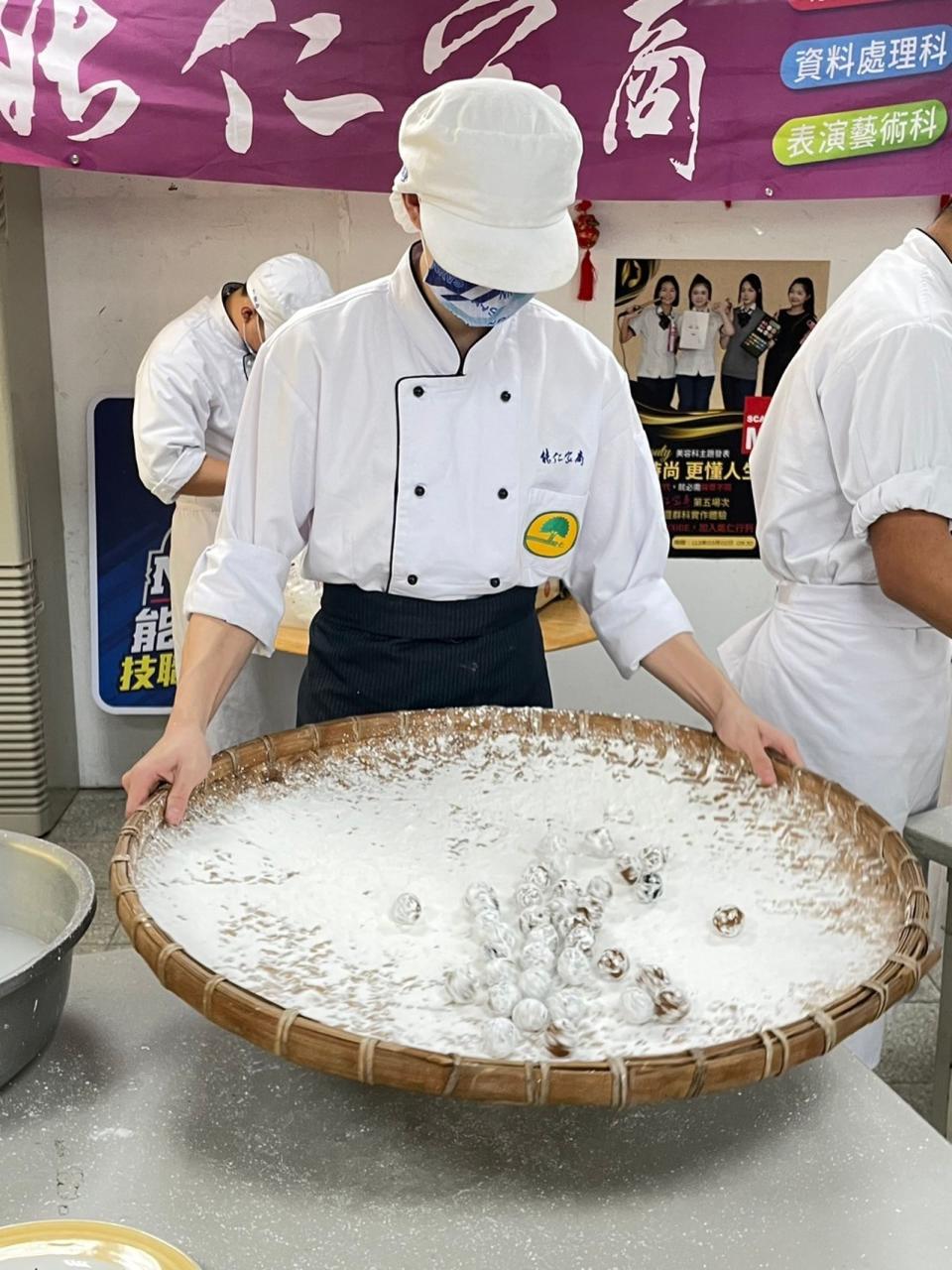 能仁家商餐飲科學生製作著元宵。（創世基金會提供）