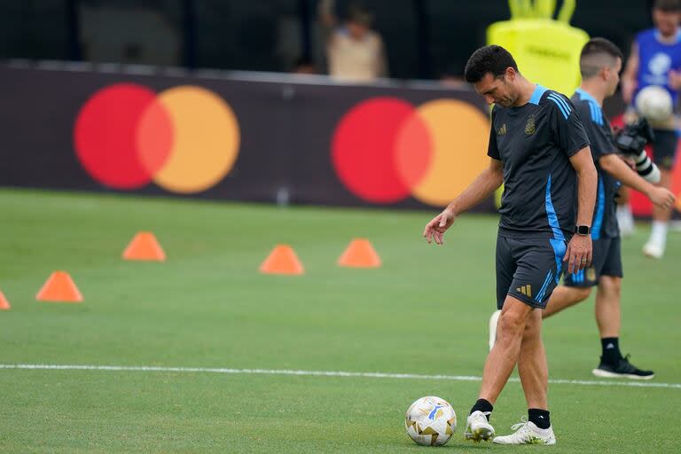 Lionel Scaloni en el último entrenamiento de la selección argentina previo a la final de la Copa América, que será este domingo