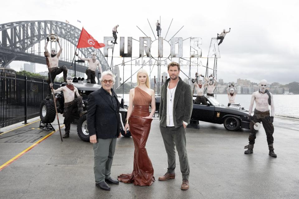 導演喬治米勒（左起）、安雅泰勒喬伊、克里斯漢斯沃，一起出席《芙莉歐莎：瘋狂麥斯傳奇篇章》雪梨宣傳活動。（華納兄弟提供）