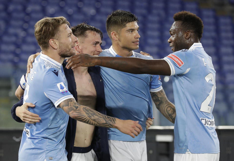 Ciro Immobile (izquierda) celebra con sus compañeros de la Lazio tras marcar un gol en el partido contra Parma por la Serie A italiana, el miércoles 12 de mayo de 2021. (AP Foto/Andrew Medichini)