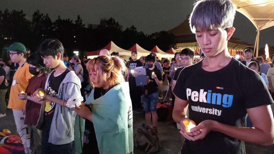 今年六四晚會有相當多的台灣與香港青年參加，並吸引多國人士前來。(程寬仁 攝)