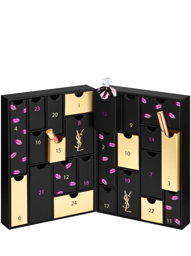 <p>Yves Saint Laurent aussi a succombé au calendrier de l’Avent. Et avec son coffret noir et or, orné de bouches roses, réunissant les produits iconiques YSL Beauty, la marque de luxe frappe fort… très fort même. Si le prix peut freiner plus d’une bourse, les beauty addicts succomberont à ce petit bijou, véritable objet de collection.<br>Disponible sur l’e-shop de la marque et dans les corners Yves Saint Laurent, au prix de 289,50€. </p>