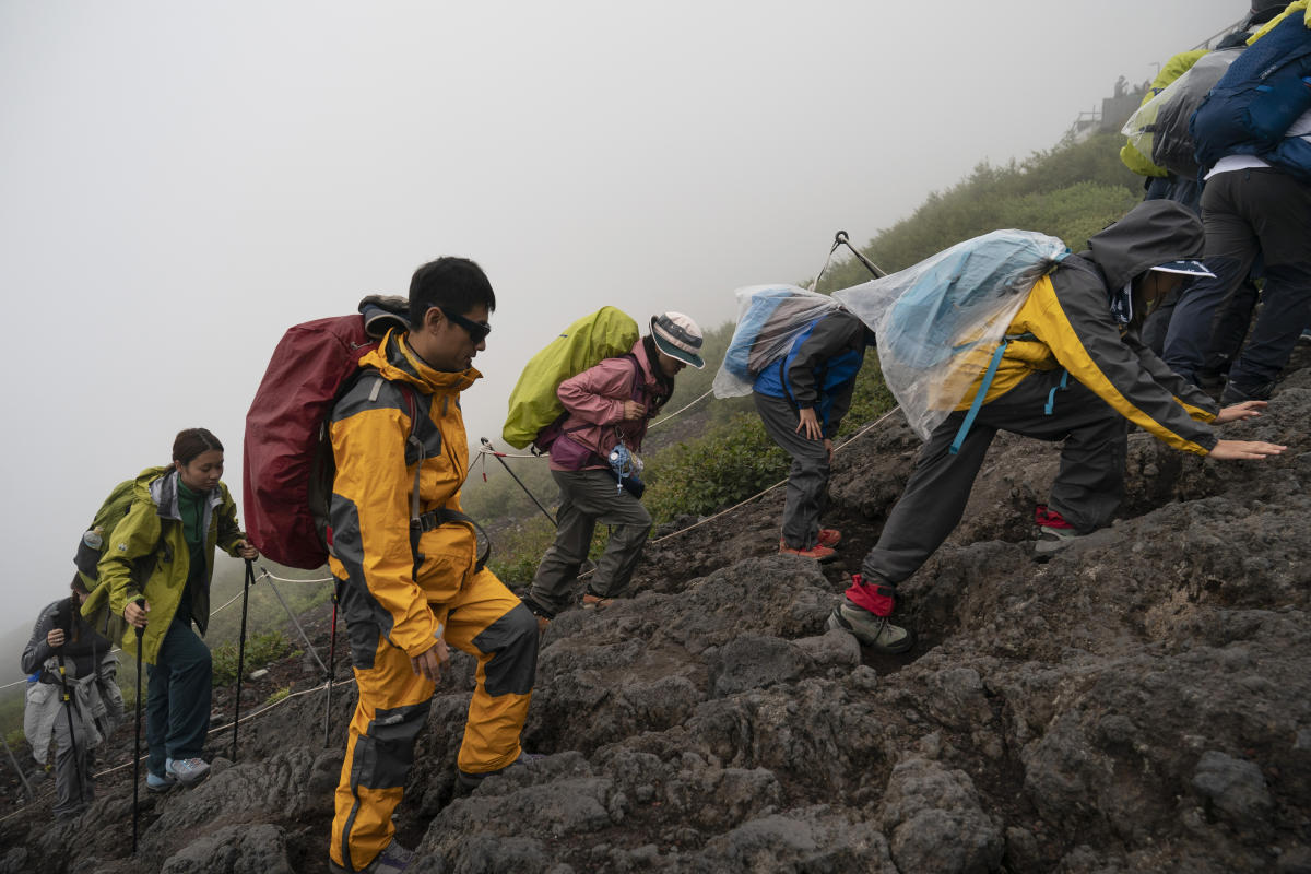 PHOTOS Making the climb to the summit of majestic Mt Fuji Yahoo Sports