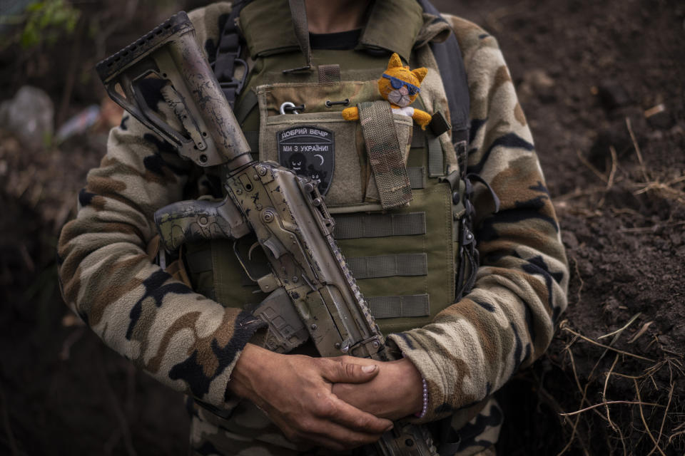 Zhenia, miembro de las fuerzas ucranianas, vigila una posición cerca de Kutuzivka, el viernes 13 de mayo de 2022, en el este de Ucrania. (AP Foto/Bernat Armangue)