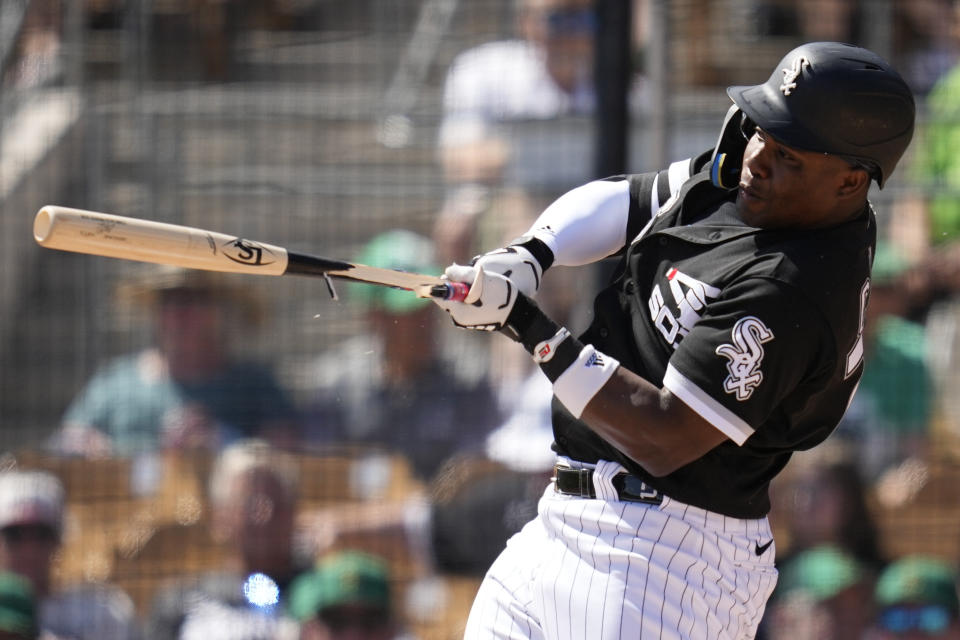 En foto del 17 de marzo del 2023, el cubano de los Medias Blancas de Chicago Óscar Colás rompe el bate con un roletazo en el juego de exhibición ante los Cachorros en Glendale, Arizona. (AP Foto/Ashley Landis)