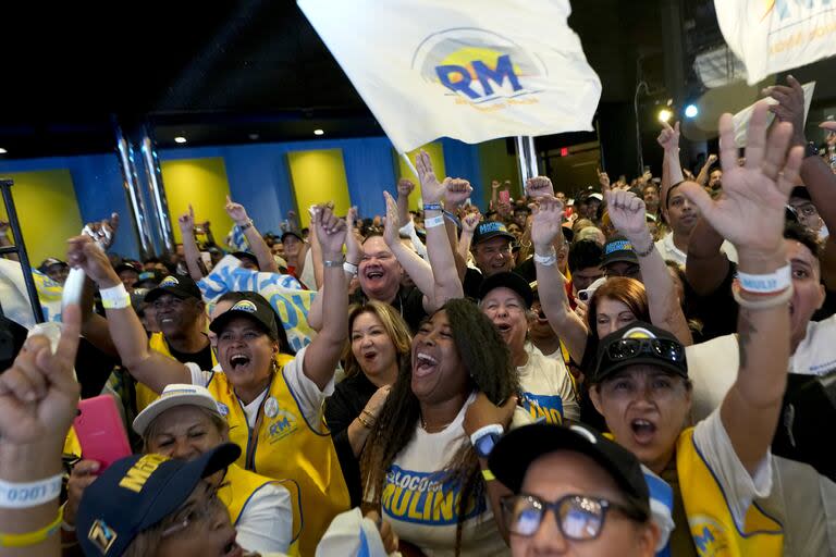 os partidarios del candidato presidencial de Achieving Goals, José Raúl Mulino, celebran los primeros resultados después del cierre de las urnas para las elecciones generales en la ciudad de Panamá