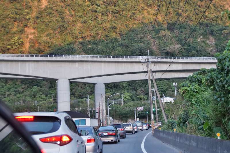 大年初四蘇花公路湧現車潮。(盧逸峰攝）.jpg