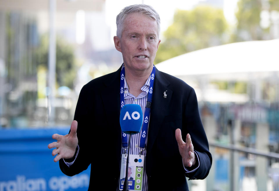 En foto del viernes 12 de febrero del 2021, Craig Tiley, presidente de Tenis Australia, habla con la prensa en el Melbourne Park. El domingo 14 de febrero del 2021 Tiley reconoce que ha sido un reto organizar el Abierto de Australia en medio de la pandemia y que el plan fue contar con la mayor cantidad de aficionados, esto antes de que el gobierno de Victoria impusiera un confinamiento de cinco días. (Fiona Hamilton/Tennis Australia via AP)