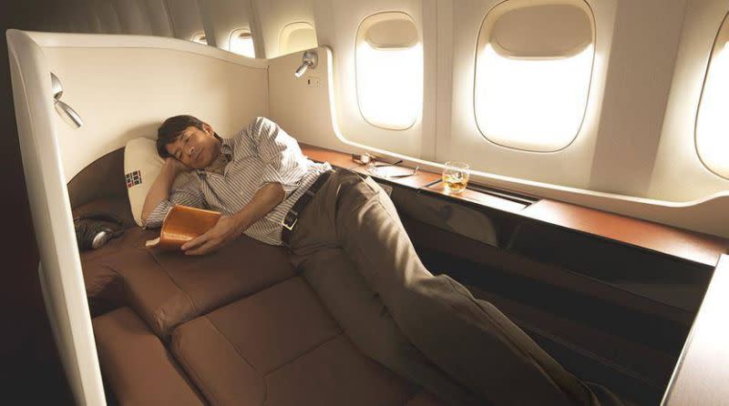 <p>Niente è come dormire nel proprio letto, ma almeno i servizi di prima classe di Japan Airlines tentano di farti sentire a casa. Offerti a bordo del loro Boeing 777-300ER, sulle rotte tra Tokyo e New York, San Francisco, Los Angeles, Chicago, Londra e Parigi, i letti di prima classe sono sormontati con cuscini e imbottiture per materassi Airweave realizzati su misura, che si adattano alle tue preferenze personali su una superficie di appoggio morbida o rigida. (Japan Airlines) </p>