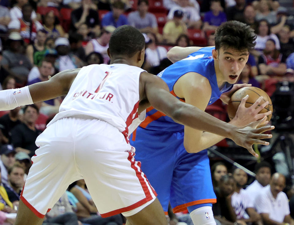 Oklahoma City Thunder rookie Chet Holmgren is guarded by Houston Rockets rookie Jabari Smith Jr. during the 2022 NBA Summer League at the Thomas & Mack Center in Las Vegas on July 9, 2022. (Ethan Miller/Getty Images)