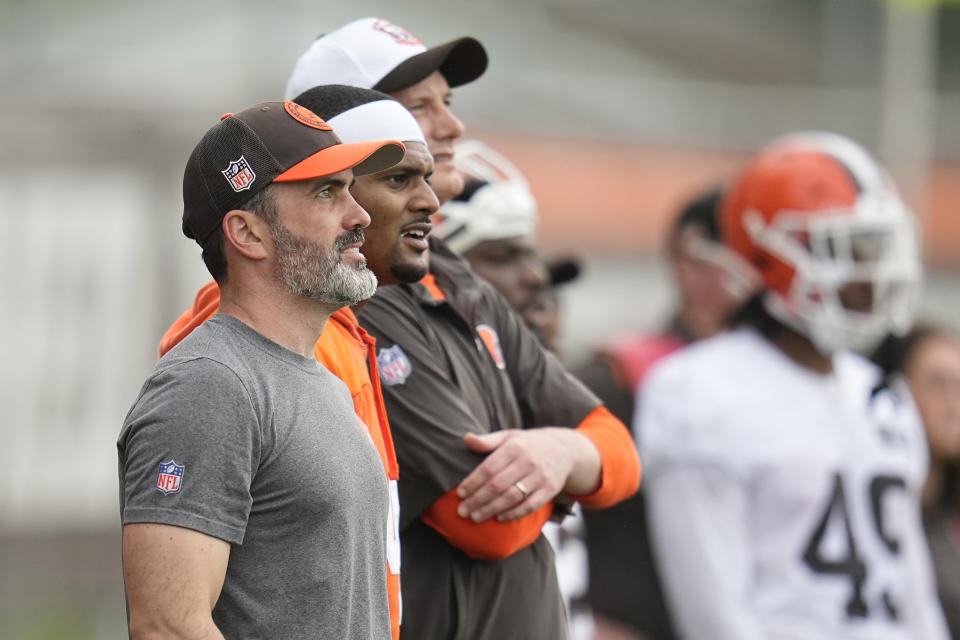 From left, Cleveland Browns head coach Kevin Stefanski, quarterback Deshaun Watson and offensive coordinator Ken Dorsey watch during NFL football practice in Berea, Ohio, Wednesday, May 22, 2024. (AP Photo/Sue Ogrocki)