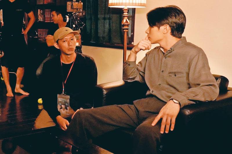 導演莊翔安（左）擅常拍攝類型劇，在影集中負責營造恐怖氛圍。（公視提供）