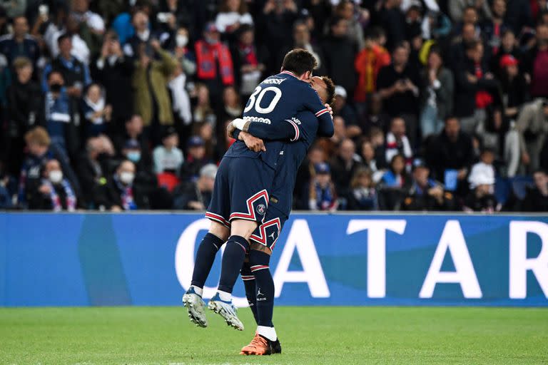 Neymar alza a Messi: la complicidad de dos amigos; en ambos descargan su frustración los ultras de la tribuna Auteuil, pero el resto del estadio aclamó el rosarino tras el golazo a Lens.