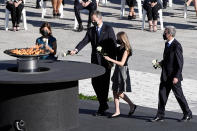 La princesa de Asturias y Felipe VI también compartieron otro momento juntos cuando llevaron una rosa acompañados por la enfermera Aroa López y Hernando Fernández Calleja. (Foto: Carlos Alvarez / Getty Images)