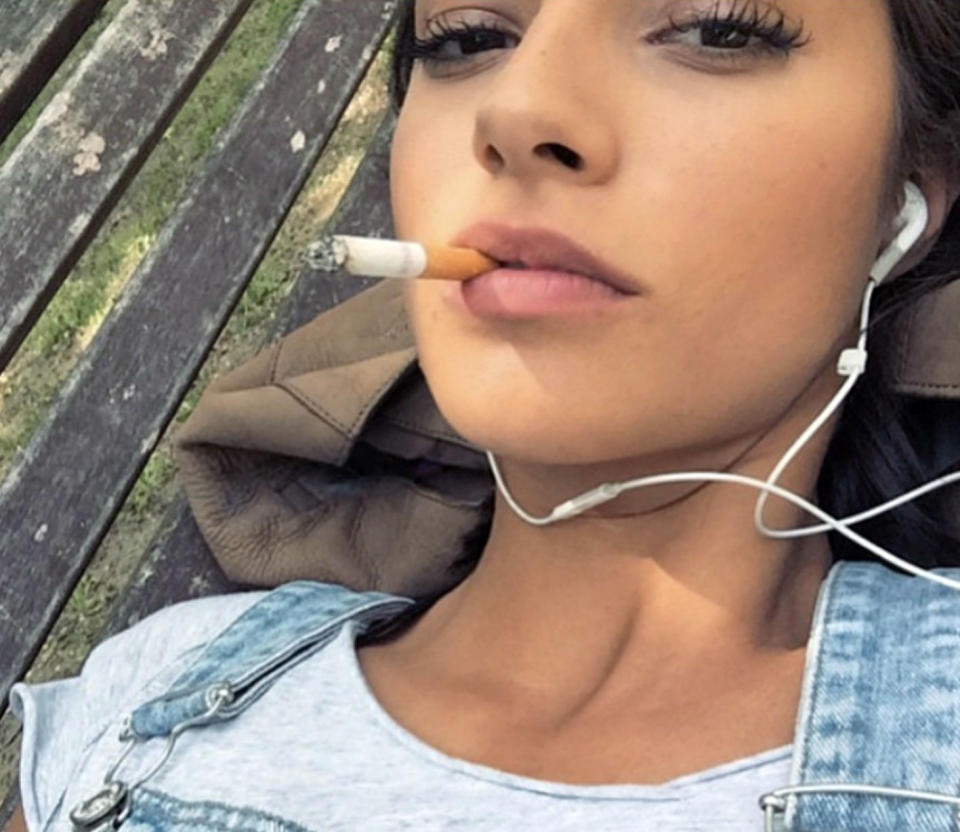 Si la sigues desde hace poco en la mencionada red social, entonces es probable que no hayas visto el 'smoking selfie' que se hizo durante un descanso en el trabajo. (Foto: Instagram / <a href="https://www.instagram.com/p/2qe-BwkdQX/" rel="nofollow noopener" target="_blank" data-ylk="slk:@rociocrusset;elm:context_link;itc:0;sec:content-canvas" class="link ">@rociocrusset</a>)