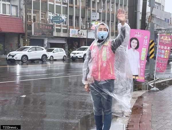 大北門區南市議員參選人蔣琦君不畏低溫寒流大雨，站在街頭向居民問候爭取民調支持。（記者李嘉祥攝）