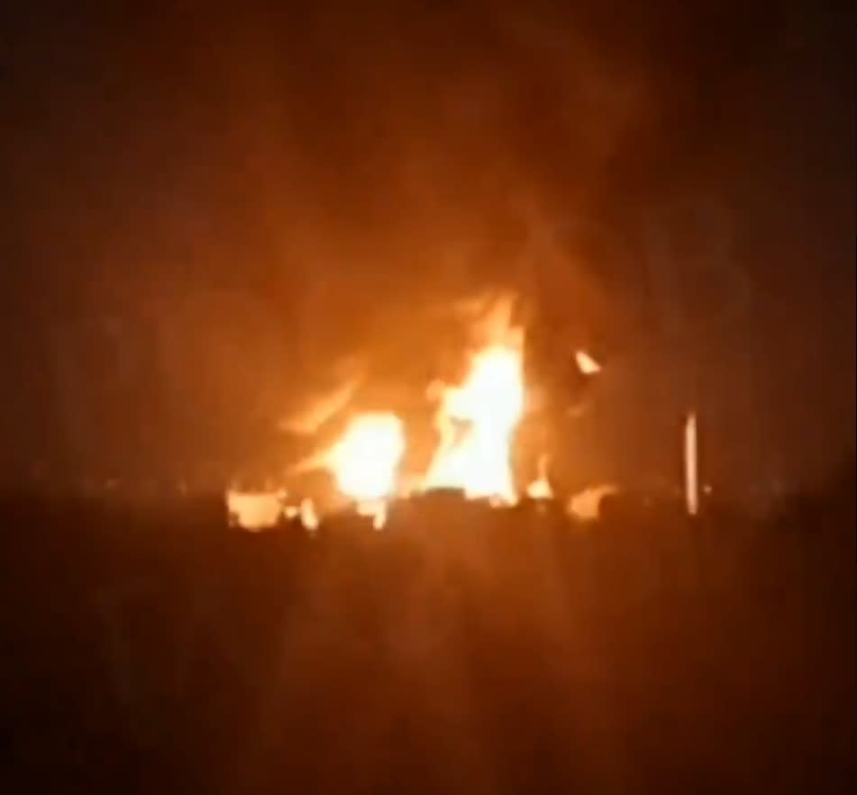 <strong>俄羅斯羅斯托夫地區亞速鎮遭無人機攻擊，數個儲油槽起火。（圖／翻攝自X）</strong>