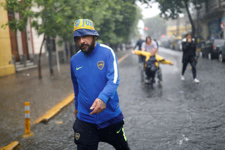 Un fanático de Boca Juniors camina alestadio La Bombonera para el partido entre su equipo y River Plate por la final de la Copa Libertadores de América. 10 de noviembre de 2018. REUTERS/Nacho Doce