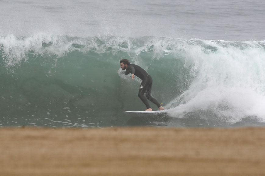 Liam Hemsworth strips off at the beach