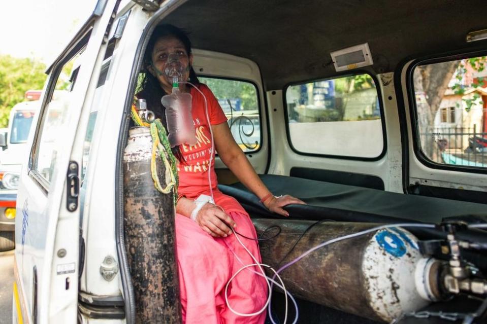 Una paciente con covid-19 conectada a un tanque de oxígeno, mientras espera ser admitida en un hospital de Nueva Delhi, 22 de abril de 2021