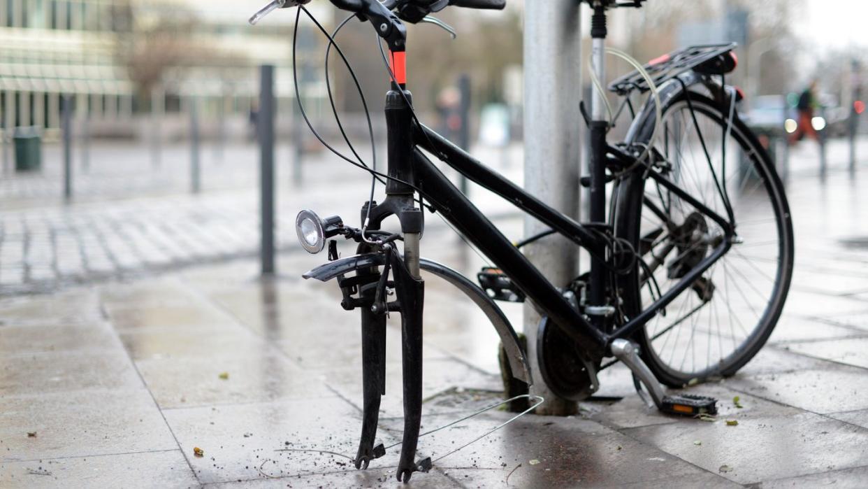 Zertreten und zerrupft: Manche Fahrradversicherungen kommen auch für Vandalismusschäden auf.