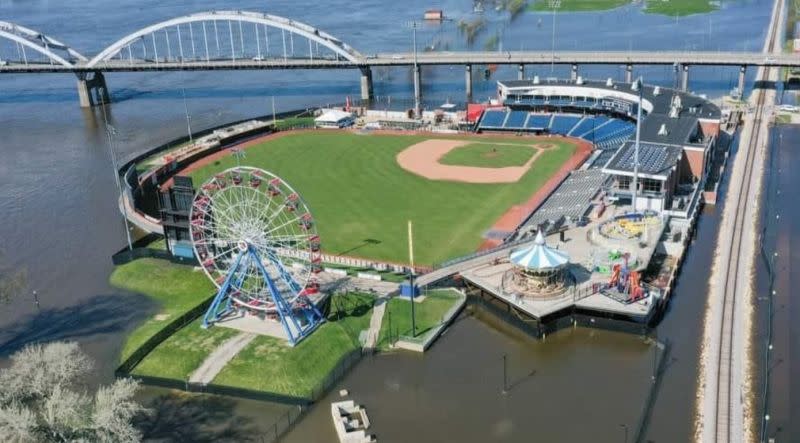 ▲被稱為是世界最危險球場的Modern Woodman Ballpark 。（圖／seannymacc推特)