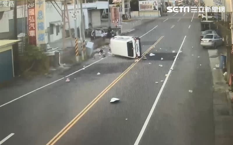 女開車腳抽筋衝撞變電箱釀4傷，全村230戶慘停電7小時。（圖／翻攝畫面）