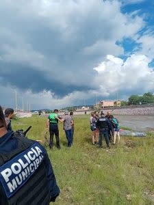 La policía municipal en las labores de rescate.