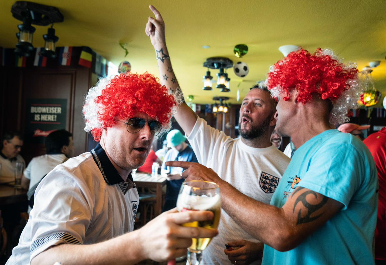 Los aficionados del equipo inglés se reúnen en el Red Lion, un pub escondido discretamente dentro de un hotel, antes de salir para ver el partido de su equipo contra Irán en la Copa del Mundo en Doha, Catar, el lunes 21 de noviembre de 2022. (Erin Schaff /Los New York Times)