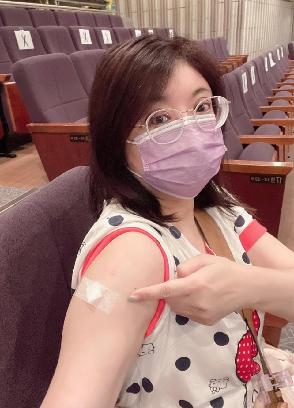 模仿江蕙歌手陳思安施打疫苗 緊張在舞台上尖叫!