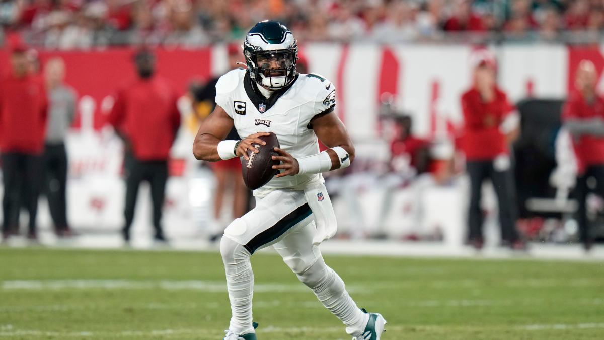 Jalen Hurts throws for TD, runs for another as Eagles thump Buccaneers  25-11 to remain unbeaten