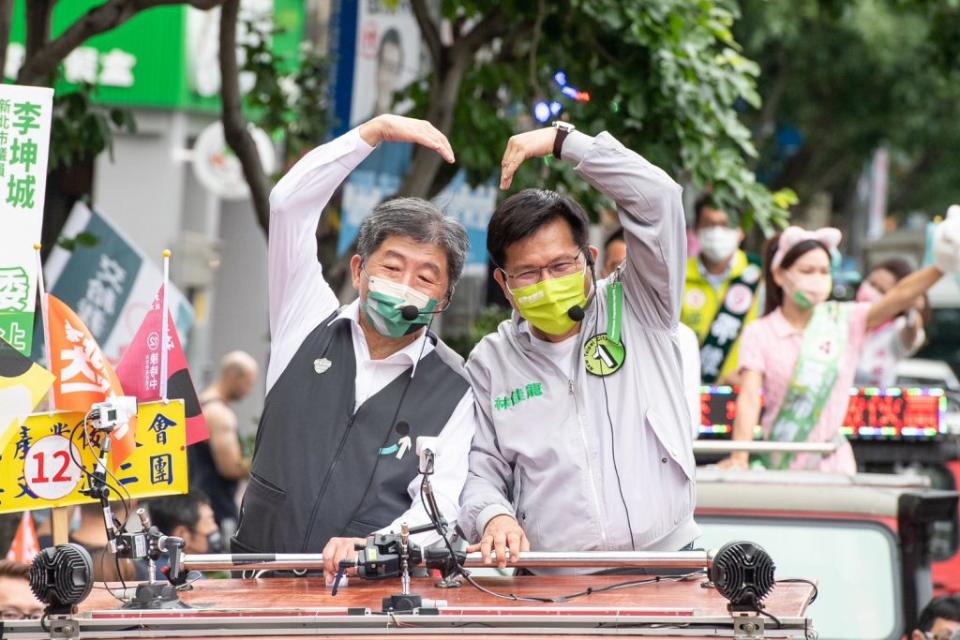 民進黨台北市長候選人陳時中(左)的選前之夜場地，為了安全起見，避免支持者發生衝突，選擇競選總部前的北平東路。（林佳龍競選辦公室提供）