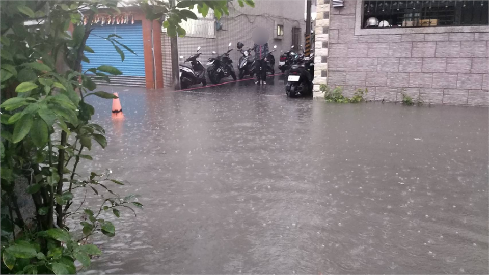 快新聞／凌晨大雨來襲！台南永康區積淹水　緊急啟動抽水機救災