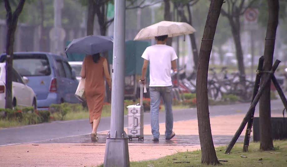 禮拜一、禮拜日會有比較大範圍的雲層，屆時北部、東半度都會有比較明顯的降雨。（圖／翻攝自中央氣象局）