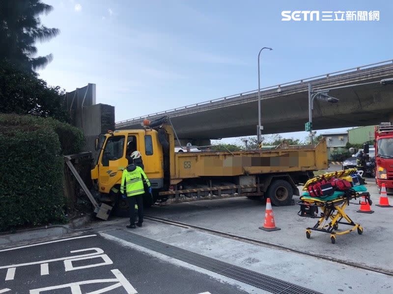 資收車不明原因自撞焚化廠外牆。（圖／翻攝畫面）