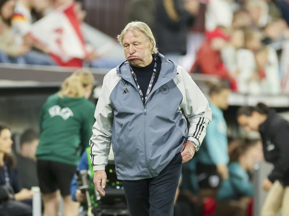 Horst Hrubesch schaut nach dem Schlusspfiff erleichtert