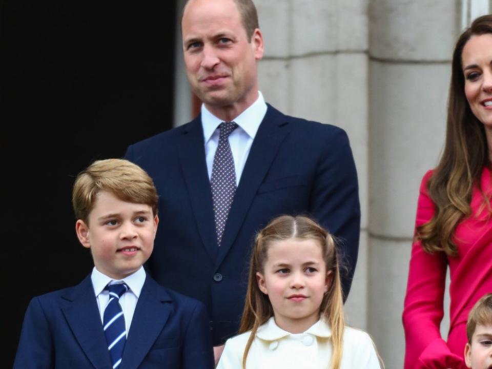 Prinz William (hinten) und Prinzessin Charlotte (vorne) wünschen der englischen Frauen-Fußball-Nationalmannschaft "viel Glück". (Bild: imago/Cover-Images)