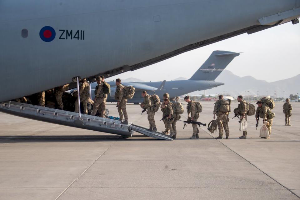 英國28日從阿富汗撤出最後一批軍隊，結束了撤離行動，但仍有符合資格者無法撤離。（圖：英國國防部)