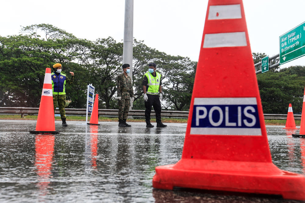 Ismail Sabri said that 769 roadblocks were held nationwide, and checks were done on 433,988 vehicles, with 36,980 spot checks done nationwide and 5,022 premises checked by the authorities. — Picture by Sayuti Zainudin