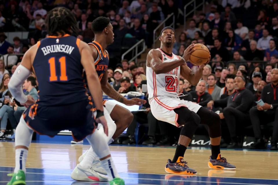 El jugador del Heat Jimmy Butler (der.) trata de tirar al aro ante la marca de RJ Barrett (9) y Jalen Brunson (11), de los Knicks, en el partido celebrado el 29 de marzo de 2023 en Nueva York.