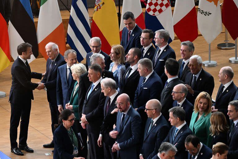 Emmanuel Macron saluda a funcionarios y líderes europeos en Brsuelas. (JOHN THYS / AFP)