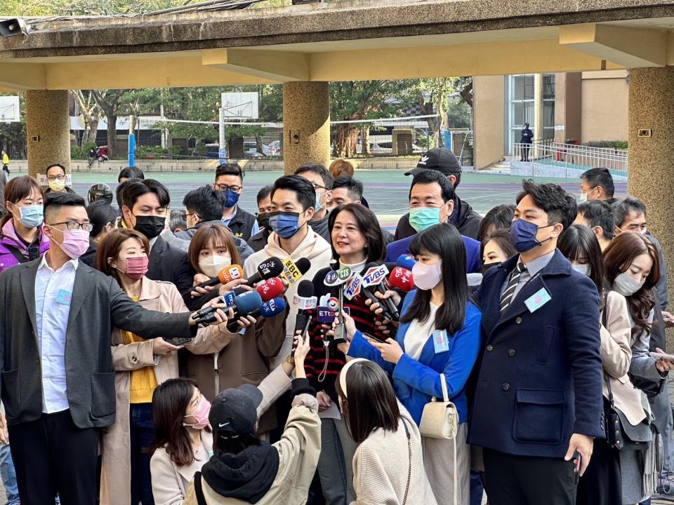 國民黨台北市立委補選候選人王鴻薇沒帶身分證，上午並未完成投票。   圖：王鴻薇辦公室/提供